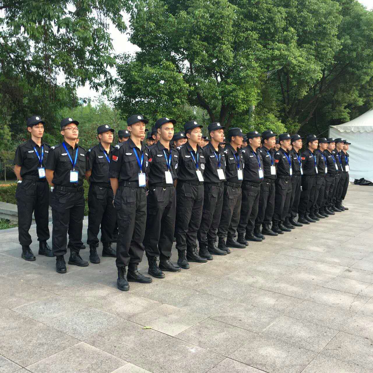图为9月25日南京市建邺区某售楼中心,戎泰保安公司负责此区域的安全